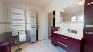 Suihku, hiustenkuivaaja, pyyhkeet