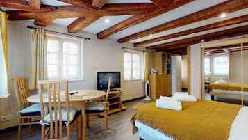 Tabla de planchar con plancha, wifi gratis y ropa de cama