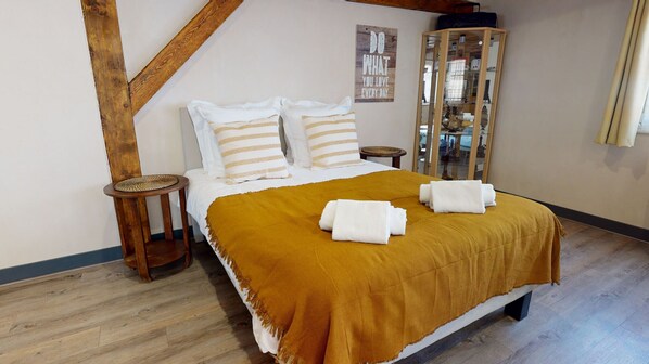 Iron/ironing board, free WiFi, bed sheets