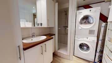 Douche, sĂšche-cheveux, serviettes fournies, papier toilette