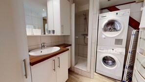 Dusche, Haartrockner, Handtücher, Toilettenpapier
