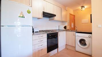 Een koelkast, een magnetron, een oven, een koffiezetapparaat/waterkoker