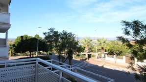 Ein Wohngebiet mit Straßenszene, darunter eine Fußgängerzone und Palmen.