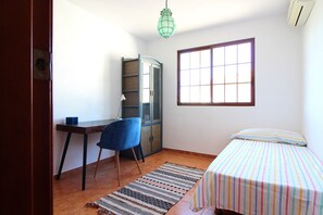 4 habitaciones, cuna de viaje y ropa de cama 