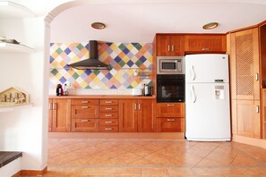 Fridge, microwave, oven, dishwasher - Global Vacacional: Townhouse on the beach with pool (Sagunto)