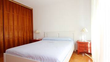 4 slaapkamers, reisbedje, beddengoed