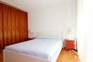 4 bedrooms, travel cot, bed sheets - Global Vacacional: Townhouse on the beach with pool (Sagunto)