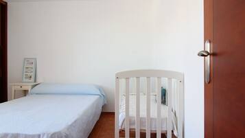 4 slaapkamers, reisbedje, beddengoed