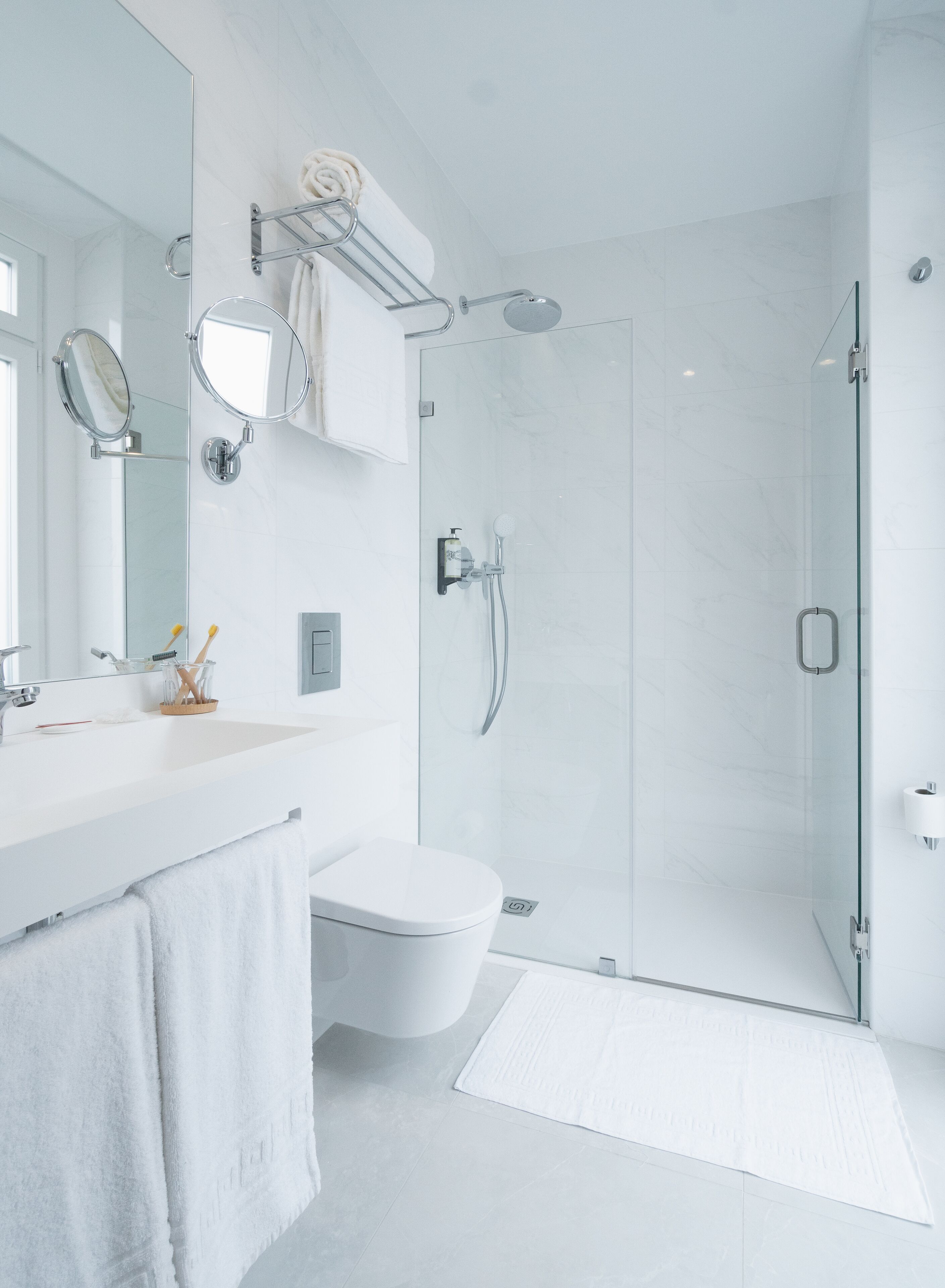 Dusj, hårføner og håndklær