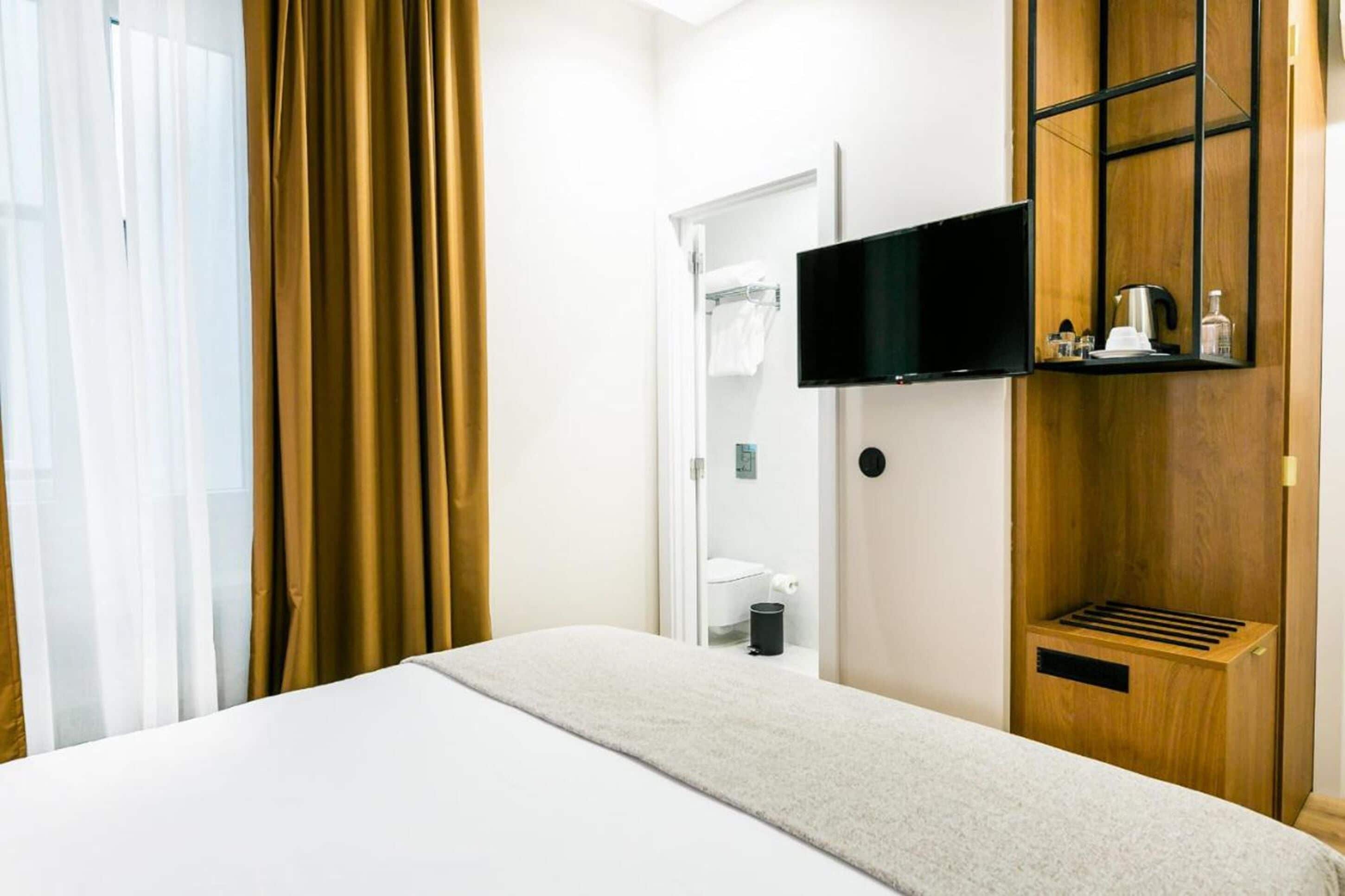 comfort room | 1 bedroom, minibar, in-room safe, blackout curtains