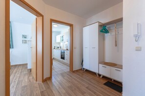 Kühlschrank, Ofen, Geschirrspüler, Wasserkocher mit Kaffee-/Teezubehör