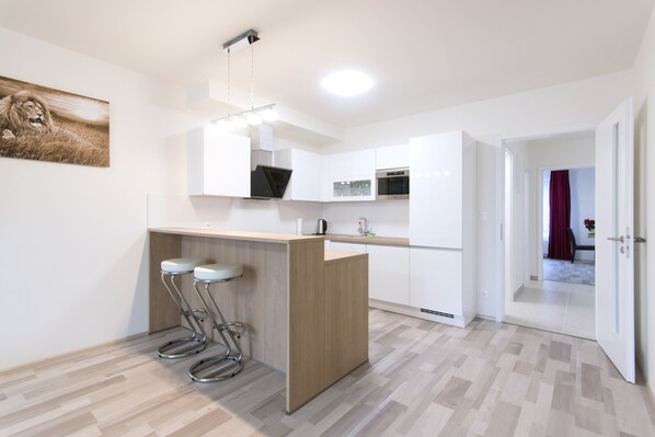 電子レンジ、食器洗い機、調理器具と食器