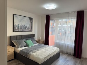 2 bedrooms, iron/ironing board, WiFi, bed sheets - Spacious 2BR + balcony in Prague I Comfort & Style (Praha 9)