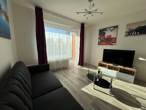 TV - Spacious 2BR + balcony in Prague I Comfort & Style (Praha 9)