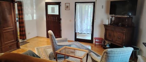 Televisie, een open haard en een stereo