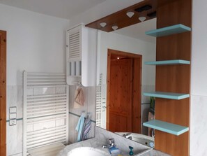 Unclassified image, 3 of 25, button