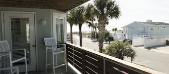 🏖️🏖️PRICE REDUCED! Beach Vibe! #1 location, Ocean Views, free parking, more.