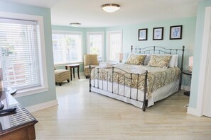 6 bedrooms, desk, iron/ironing board, free WiFi