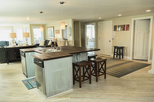Steps to the Ocean, free parking, elevator, sleeps 19.
