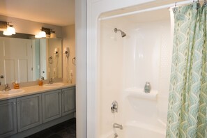 Badewanne, Haartrockner, Handtücher, Seife