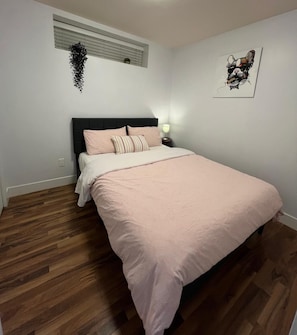 2 habitaciones, escritorio, tabla de planchar con plancha y wifi gratis