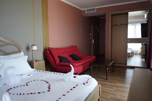 Quarto casal ou duplo luxo, vista para o mar | Escrivaninha, cortinas blackout, berços grátis