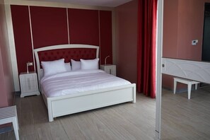 Executive-Doppelzimmer | Schreibtisch, Verdunkelungsvorhänge, kostenlose Babybetten