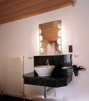 Appartement, 1 chambre | Lavabo de la salle de bain