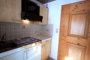 Appartement, 1 slaapkamer | Privékeuken | Een koelkast/vriezer, een magnetron, een oven, een kookplaat