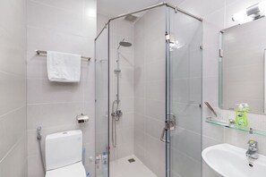 Grand-Doppelzimmer | Dusche im Bad