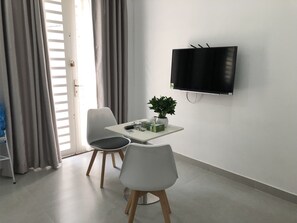 Eenvoudige tweepersoonskamer | Luxe beddengoed, een laptopwerkplek, gratis wifi