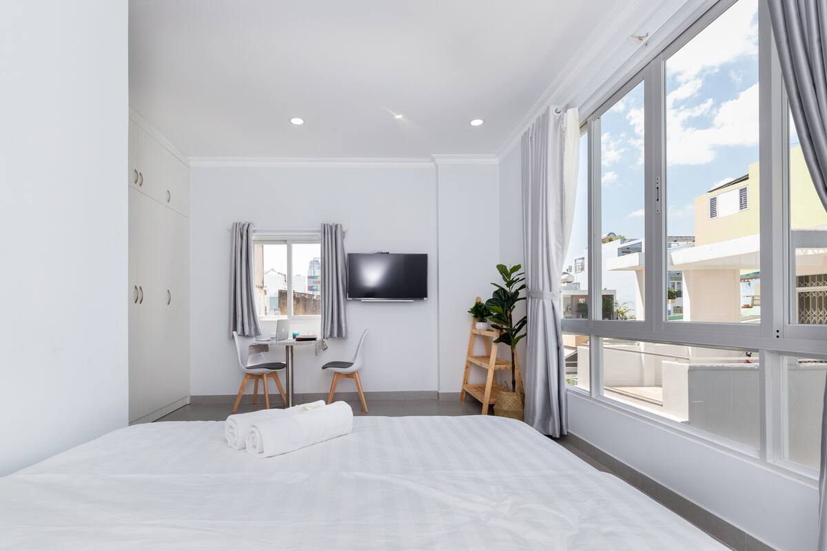 Habitación doble Deluxe | Ropa de cama de alta calidad y espacio para trabajar con laptop