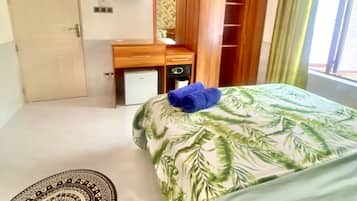 Minibar, brankas, meja kerja, dan setrika/meja setrika