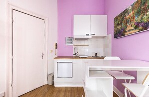 Kylskåp, spishäll, kaffe- och tebryggare och matbord