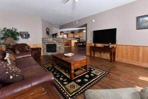 Condo, Multiple Beds, Golf View (3204 Golf View Hillcrest Mountain San) | Living room | Flat-screen TV - 3204 Golf View Hillcrest Mountain Sanctuary (Pigeon Forge)