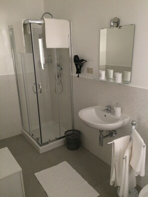 Chambre Double, balcon | Salle de bain