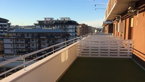 Eine Dachterrasse mit Blick auf umliegende Gebäude.