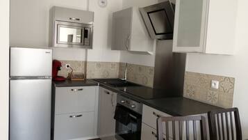 Micro-ondes, four, plaque de cuisson, cafetiĂšre/bouilloire