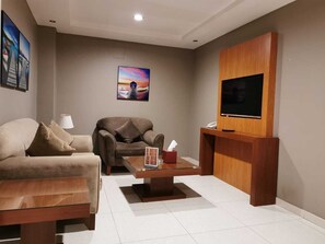 Leilighet – basic, 2 soverom | Oppholdsområde | Flatskjerm-TV