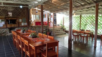 Se sirven desayunos y cocina internacional, con vista al jardín