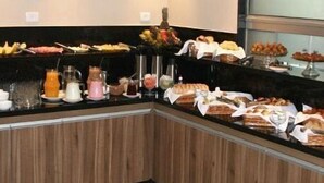 Free daily buffet breakfast - Gasparim Grand Hotel (Caceres)
