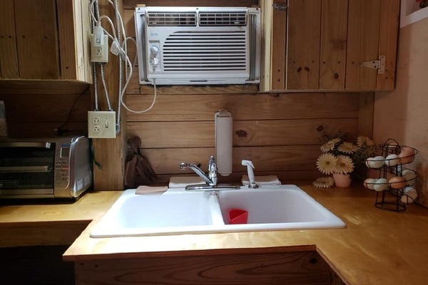 Kjøleskap, mikrobølgeovn, ovn og kaffetrakter/tekoker