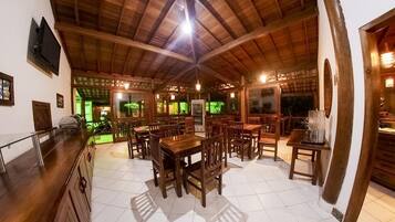 Café da manhã com buffet grátis todos os dias