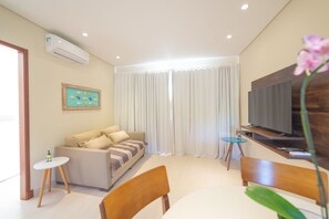 Leilighet – standard | Oppholdsrom | En 43-tommers smart-TV med digitale kanaler samt kontorer