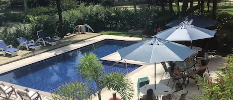 Una piscina al aire libre