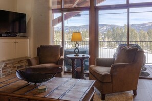 Een smart-tv en een open haard