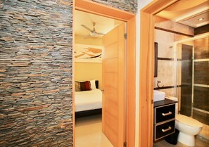 Praia 5, 2 Bedrooms, 1 Bath Apartment | In-room safe, laptop workspace, free WiFi, bed sheets