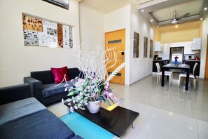 Praia 7, 2 Bedrooms, 1 Bath Apartment | Área de sala de estar