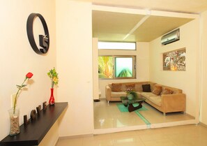 Praia 3, 2 Bedrooms, 1 Bath Apartment | Área de sala de estar