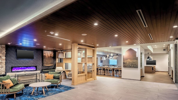 Un intérieur moderne avec une cheminée, un coin salon et un espace repas.